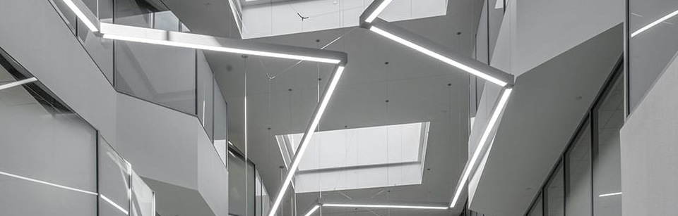 چراغ های خطی هندسی نامنظم در یک مرکز تجاری
